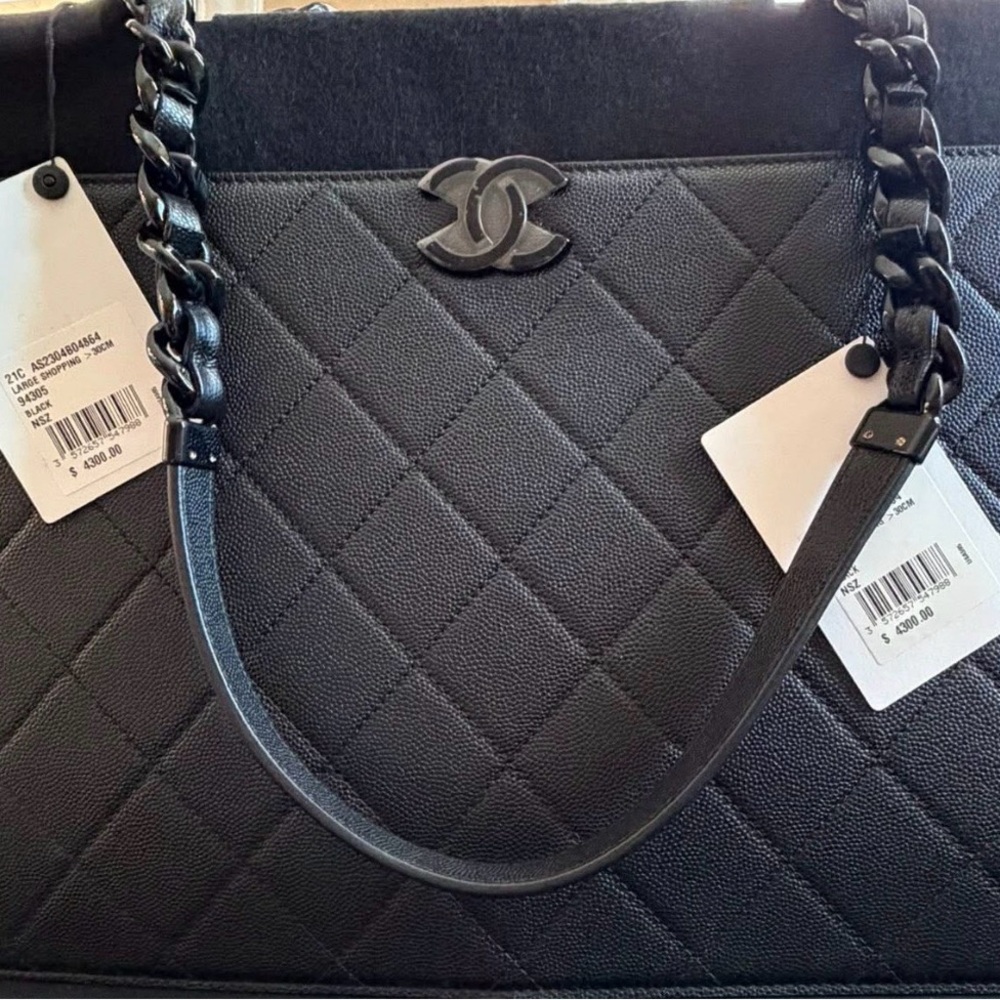 Authentic Chanel Black Quilted 🖤computer🖤 book shoulder🖤 bag